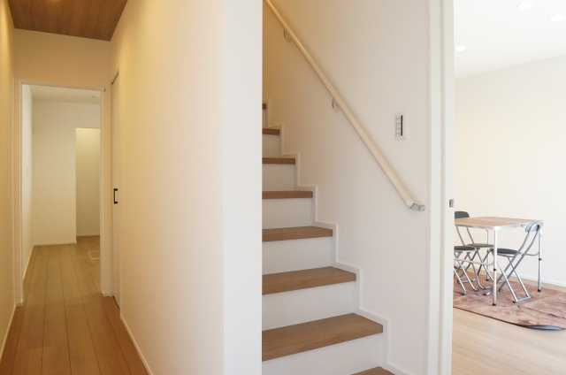 常滑市榎戸町3期　1号棟のエントランス|玄関から階段を挟んで直接キッチンへ進める嬉しい間取り！