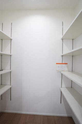 常滑市榎戸町3期　1号棟の収納|キッチン奥の大容量のパントリーは可動棚付で日用品や食品のストックに嬉しいスペース♪