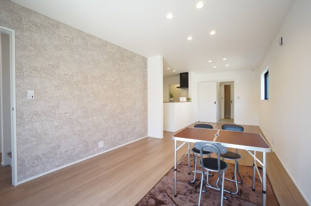 常滑市榎戸町3期　1号棟の居間・リビング|18.3帖のLDKは家族が集まる広々とした空間。