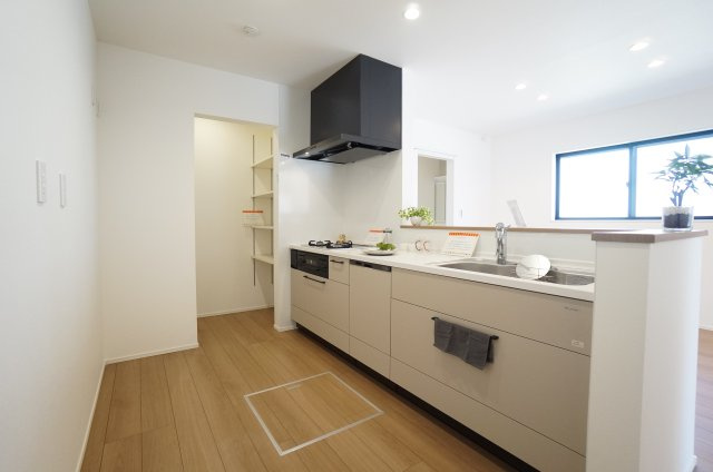 常滑市榎戸町3期　1号棟のキッチン|スタイリッシュで美しいシステムキッチンは、キズに強い人造大理石のワークトップ！
