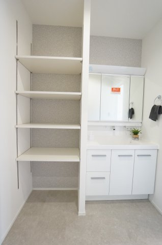 常滑市榎戸町3期　1号棟の独立洗面台|シャワー付き洗面化粧台は、三面鏡の後ろが収納！洗面台でのシャンプーや洗い物に便利な仕様。