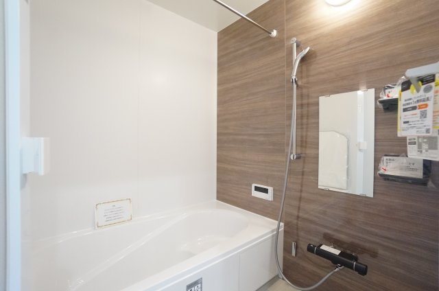 常滑市榎戸町3期　1号棟の浴室|雨の日のお洗濯に大活躍な浴室乾燥機付！広々浴室1坪タイプで一日の疲れを癒すくつろぎのバスタイム♪