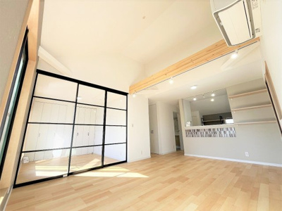 【居間・リビング】 | 【仲介手数料２７０万～２９０万円が無料】■認定低炭素住宅■イグニチャーソーラー■制震ダンパー