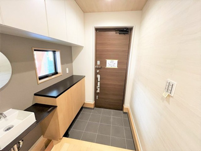 【玄関】 | 【仲介手数料２７０万～２９０万円が無料】■認定低炭素住宅■イグニチャーソーラー■制震ダンパー