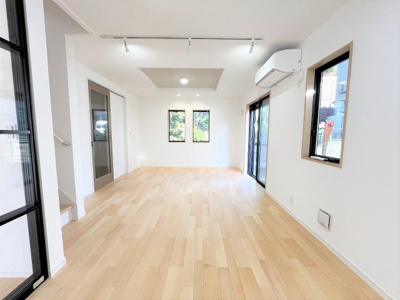 【居間・リビング】 | 【仲介手数料２７０万～２９０万円が無料】■認定低炭素住宅■イグニチャーソーラー■制震ダンパー