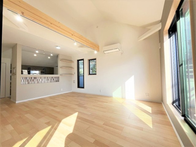 【居間・リビング】 | 【仲介手数料２７０万～２９０万円が無料】■認定低炭素住宅■イグニチャーソーラー■制震ダンパー