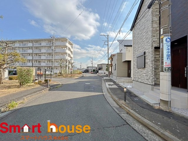 町田市金森　新築２棟！の前面道路含む現地写真|お住まいの前面道路が広いと駐車が楽になり、陽当たりも遮られないので明るく居心地の良いお家になります♪