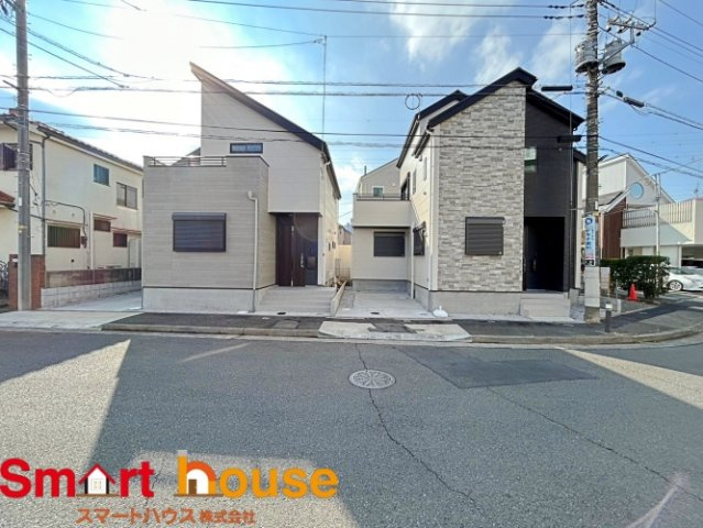 町田市金森　新築２棟！の外観|外壁が周囲の街並みと青空に生えるお洒落な仕上がり！周囲には高い建物のないエリア。青い空が大きく感じますね。