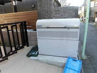 【その他共用部分】 | 敷地内ごみ置き場。