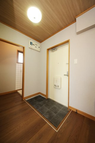 A&S KATO KI B棟の玄関