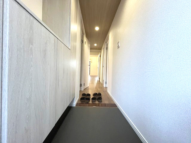 スペリア名南コンフォートの玄関|収納が完備されているのでご家族の靴がスッキリ片付きます。
家の顔となる部分なので綺麗な状態でお客様を迎えられるのは嬉しい要素です♪

