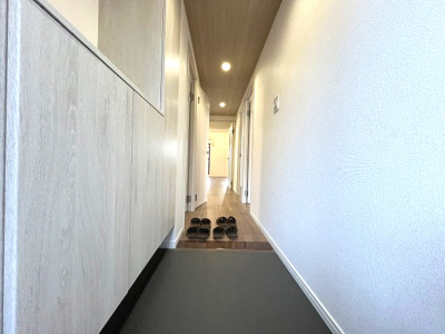 【玄関】 | スペリア名南コンフォート | 収納が完備されているのでご家族の靴がスッキリ片付きます。
家の顔となる部分なので綺麗な状態でお客様を迎えられるのは嬉しい要素です♪

