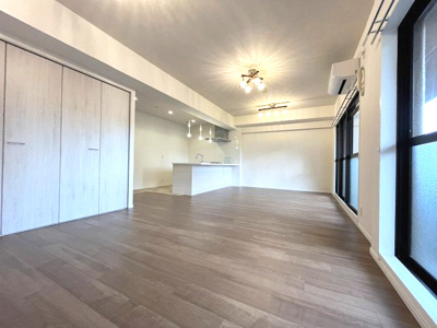 【居間・リビング】 | スペリア名南コンフォート | 日中はカーテンを開けて自然な光を取り込みリラックスして過ごしたいですね♪家族が集まる場だからこそ快適に過ごせるように家具の配置を考えるのも楽しみの一つです。