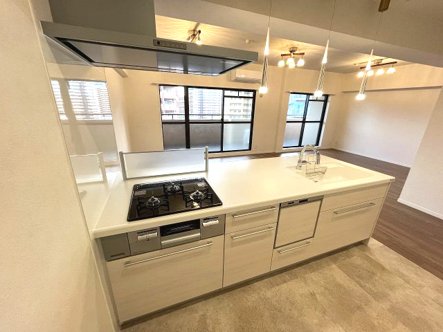 スペリア名南コンフォートのキッチン|対面式のシステムキッチンはご家族とコミュニケーションをとりながら家事ができます！
大きいシンクでは食器もストレスなく洗え、3口コンロでは要領よくお料理も可能です！
