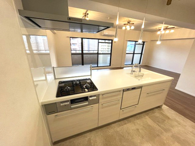 【キッチン】 | スペリア名南コンフォート | 対面式のシステムキッチンはご家族とコミュニケーションをとりながら家事ができます！
大きいシンクでは食器もストレスなく洗え、3口コンロでは要領よくお料理も可能です！
