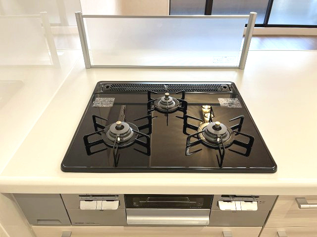スペリア名南コンフォートのキッチン|3口コンロ付なのでお料理がはかどります！煮込み料理などお時間の掛かる料理をしながら他の料理も作れるので料理時間の短縮にもなりますね♪