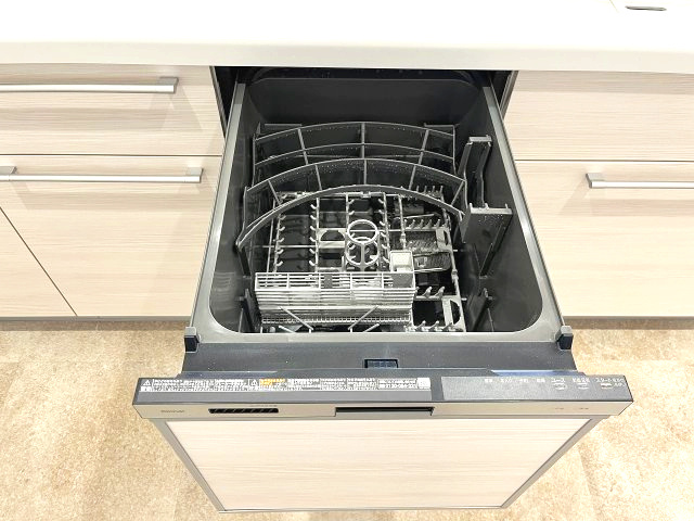 スペリア名南コンフォートのキッチン|食洗機付システムキッチンで油物やフライパンなどもまとめて洗えるので家事の時短になります！