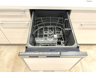 【キッチン】 | スペリア名南コンフォート | 食洗機付システムキッチンで油物やフライパンなどもまとめて洗えるので家事の時短になります！