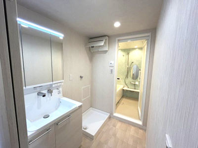 【独立洗面台】 | スペリア名南コンフォート | スペースの広い独立洗面化粧台はゆっくりと身支度を整えることが可能です！
三面鏡の後ろの収納には化粧品などがしまえてスッキリ片付きます！
