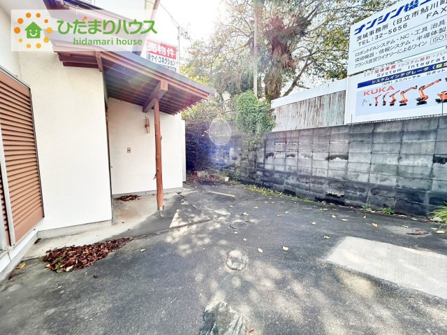 日立市若葉町　中古戸建の駐車場|玄関から駐車スペースが近いので、雨にお買い物とかに便利です(^^♪