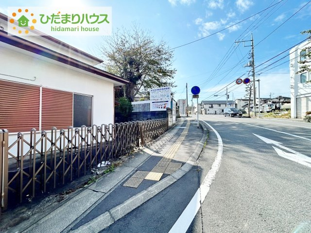 日立市若葉町　中古戸建の前面道路含む現地写真|前面道路広々の角地の物件です！