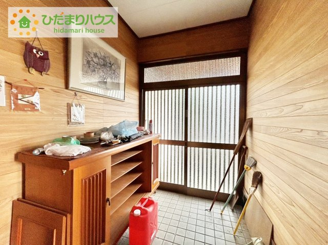 日立市若葉町　中古戸建の玄関|ゆとりのある玄関スペース