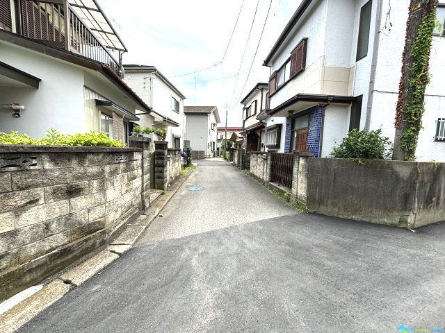 伊勢原市上粕屋　中古戸建の前面道路含む現地写真|前面道路含む現地写真です