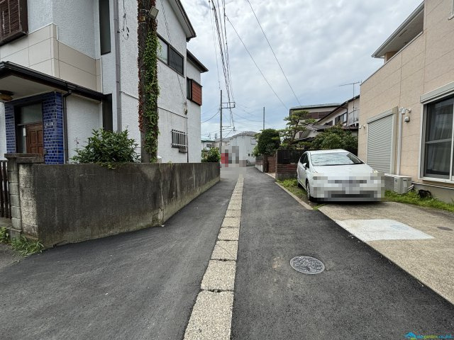 伊勢原市上粕屋　中古戸建の前面道路含む現地写真|前面道路含む現地写真です