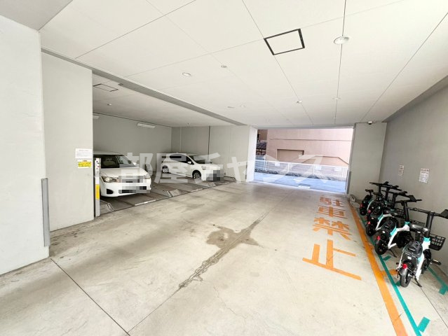 リヴシティ栄参番館の駐車場