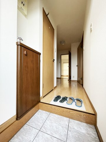 グレイスKMの玄関