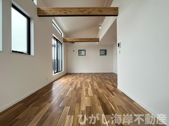 茅ヶ崎市萩園　新築戸建　全8棟のダイニング|19.4帖　開放感のある吹抜のLDK