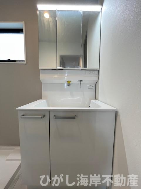 茅ヶ崎市萩園　新築戸建　全8棟の独立洗面台|三面鏡化粧台