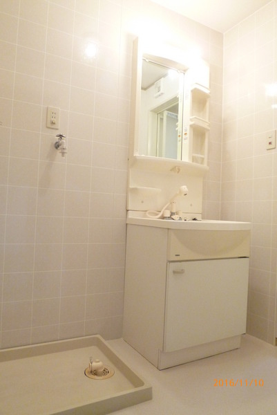 フリーデン山川【キャッシュバック対象物件】の洗面所|明るい洗面所です