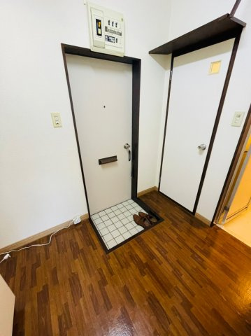 シャトル昭和の玄関