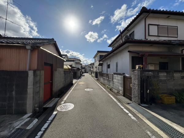 岩出市中迫　中古戸建の前面道路含む現地写真