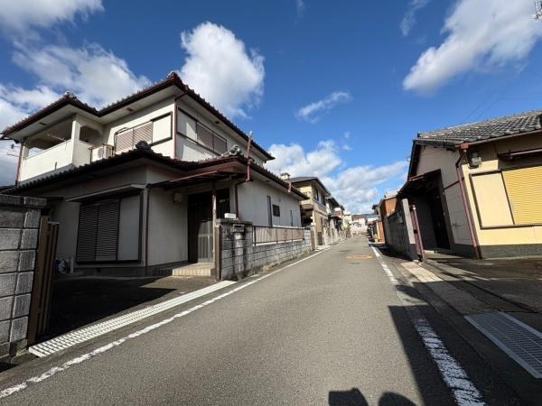 岩出市中迫　中古戸建の前面道路含む現地写真