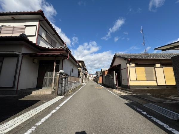 岩出市中迫　中古戸建の前面道路含む現地写真