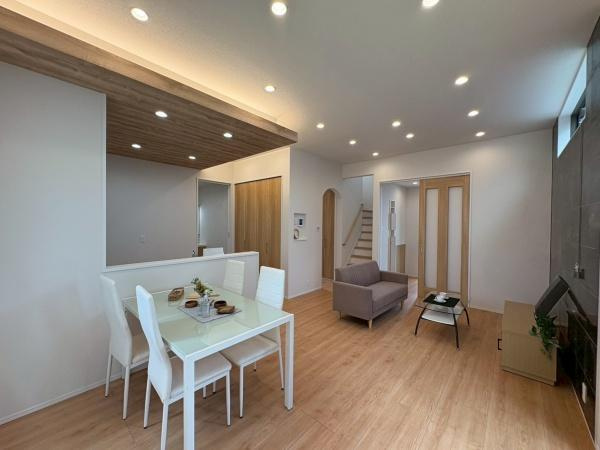 和歌浦東3-2　新築未入居物件の居間・リビング