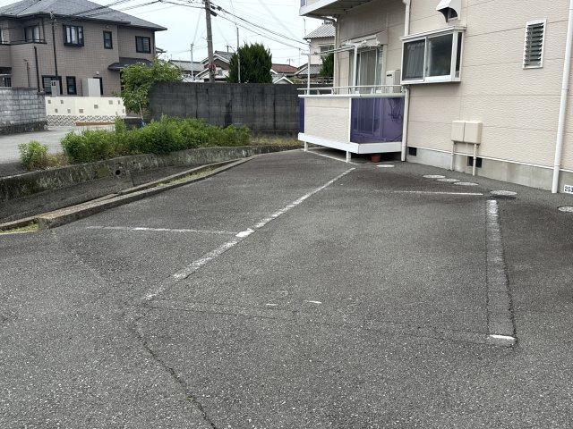 ウェルネス垣内の駐車場