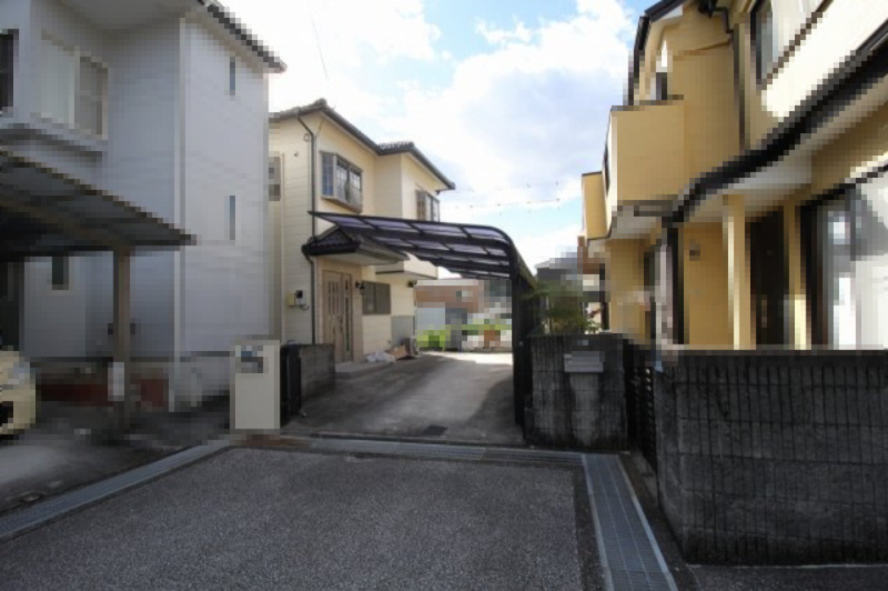 瀬戸南町　中古戸建　の前面道路含む現地写真