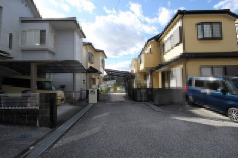 瀬戸南町　中古戸建　の前面道路含む現地写真