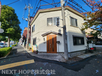 【外観】 | 昭和５２年建築！角地でたいへん明るく開放的な戸建住宅です♪広い屋上も魅力です！！