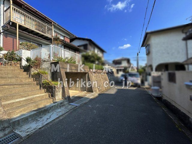 箕面市粟生間谷東７丁目　土地の前面道路含む現地写真