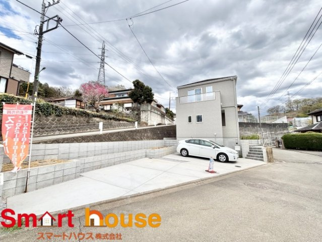 町田市野津田　新築1棟！の前面道路含む現地写真|オシャレな外観は、人の目を引くだけではなく自慢したくなりますね！植木を置いたりアレンジは、自由です。自分の好みに仕上げましょう♪