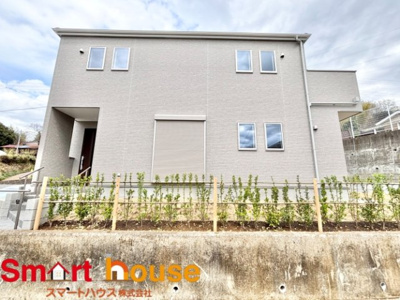 【外観】 | 町田市野津田　新築1棟！ | 外壁が周囲の街並みと青空に生えるお洒落な仕上がり！周囲には高い建物のないエリア。青い空が大きく感じますね。