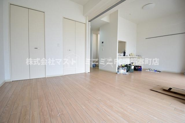 エーデル深江橋の居間・リビング|フローリングカラーは部屋によって異なります