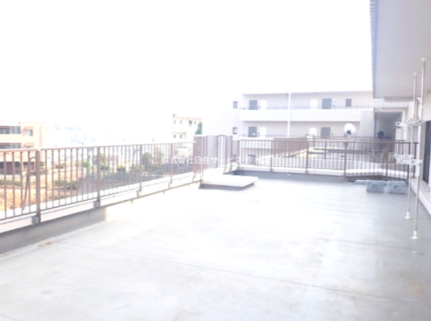 ライオンズマンション西舞子のバルコニー|開放的で明るい空間を演出してくれるバルコニーです