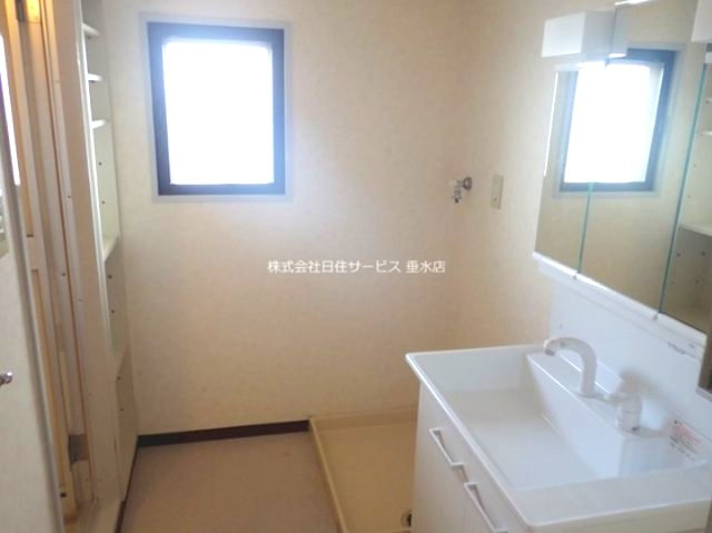 ライオンズマンション西舞子の洗面所|忙しい朝には欠かせない洗面所です