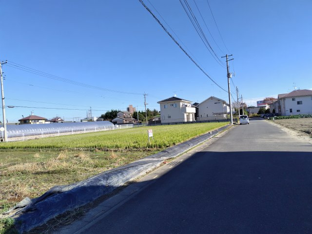 『北鴻巣駅』東口14分。約60坪の南側6m公道接道の売地の前面道路含む現地写真