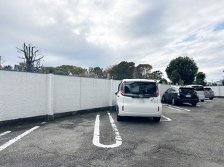 【駐車場】 | マンションの駐車場スペース。空きの有無や駐車料金、サイズ規定などについては、改めてお問い合わせください。～即日のご見学可能～　お問合せはお気軽にどうぞ。